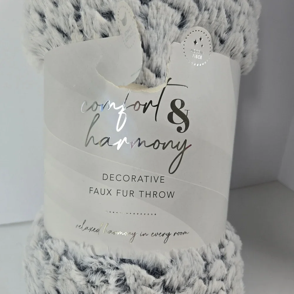 Comfort & Harmony Faux Fur Throw  50x60 Gray White Plush Soft Cozy Blanket